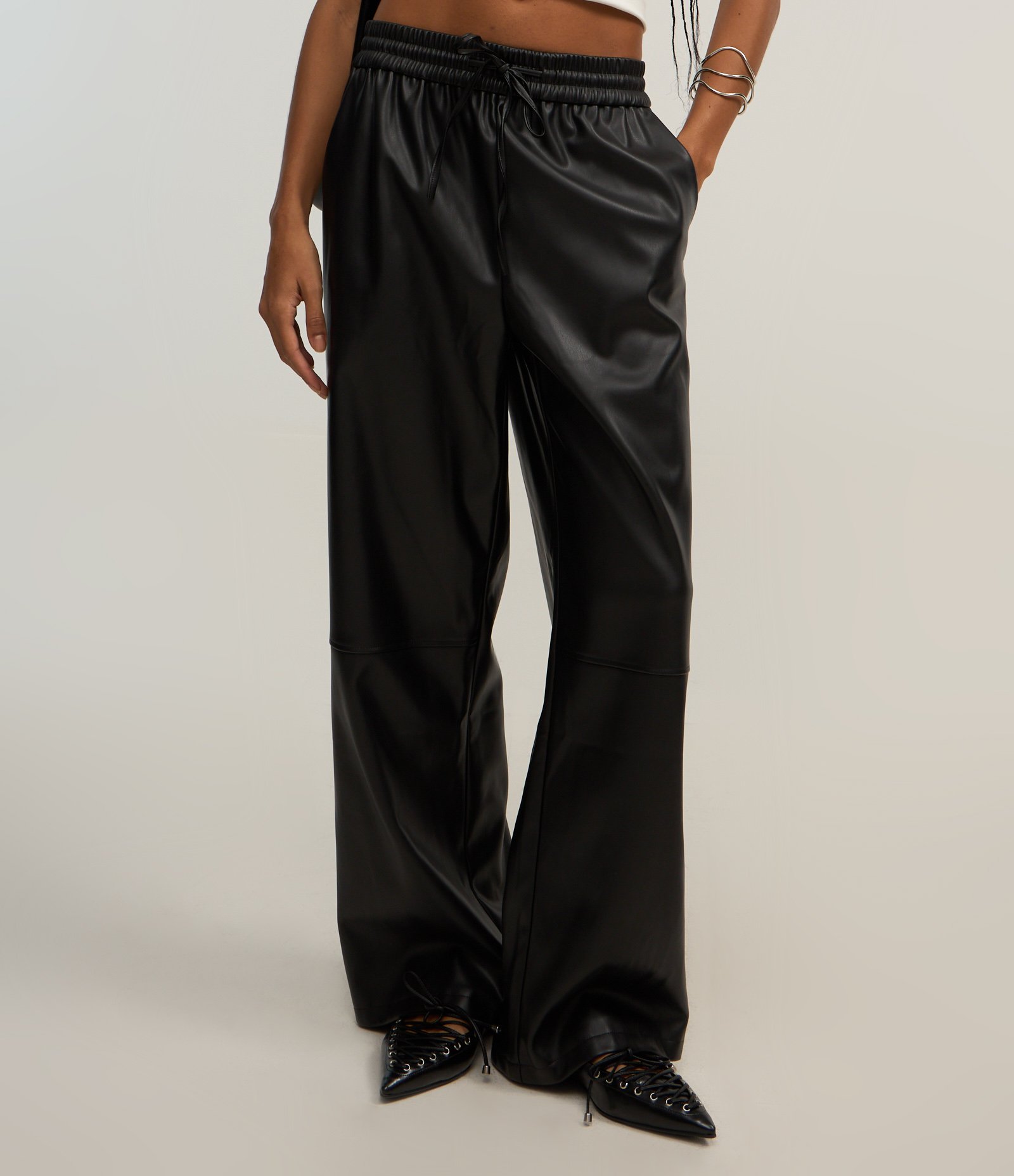 Calça Pantalona em PU com Amarração no Cós Preto 4