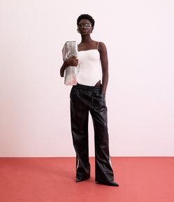 Calça Pantalona em PU com Amarração no Cós