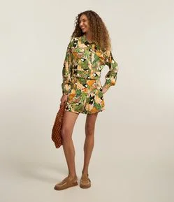 Short Curto em Viscose e Linho com Estampa Tropical