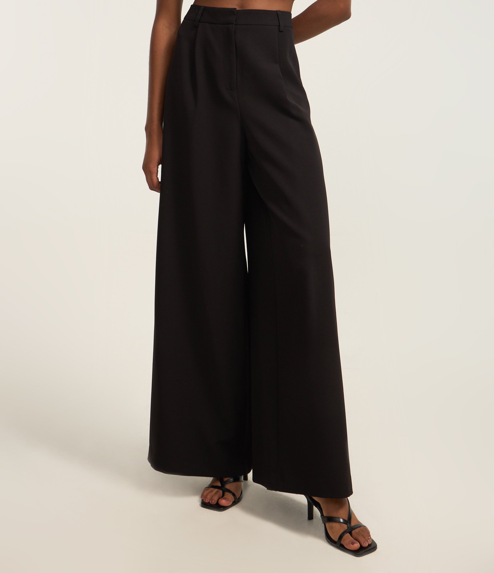 Calça Pantalona em Crepe com Passantes no Cós Preto 3