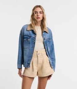 Jaqueta em Jeans com Gola Contrastante e Bolsos no Peito
