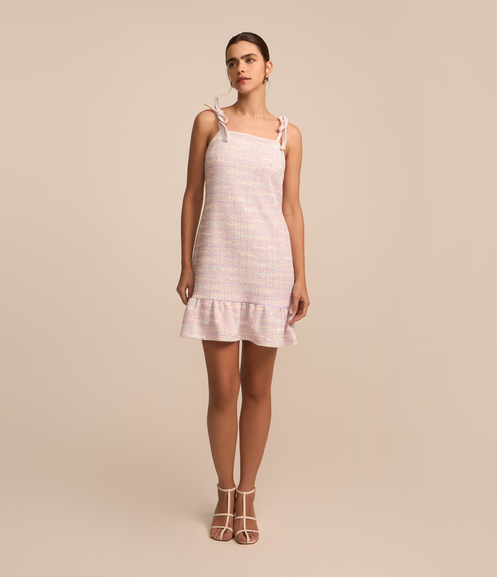 Vestido Curto em Tweed com Alça Laço e Barra Franzida Rosa 1