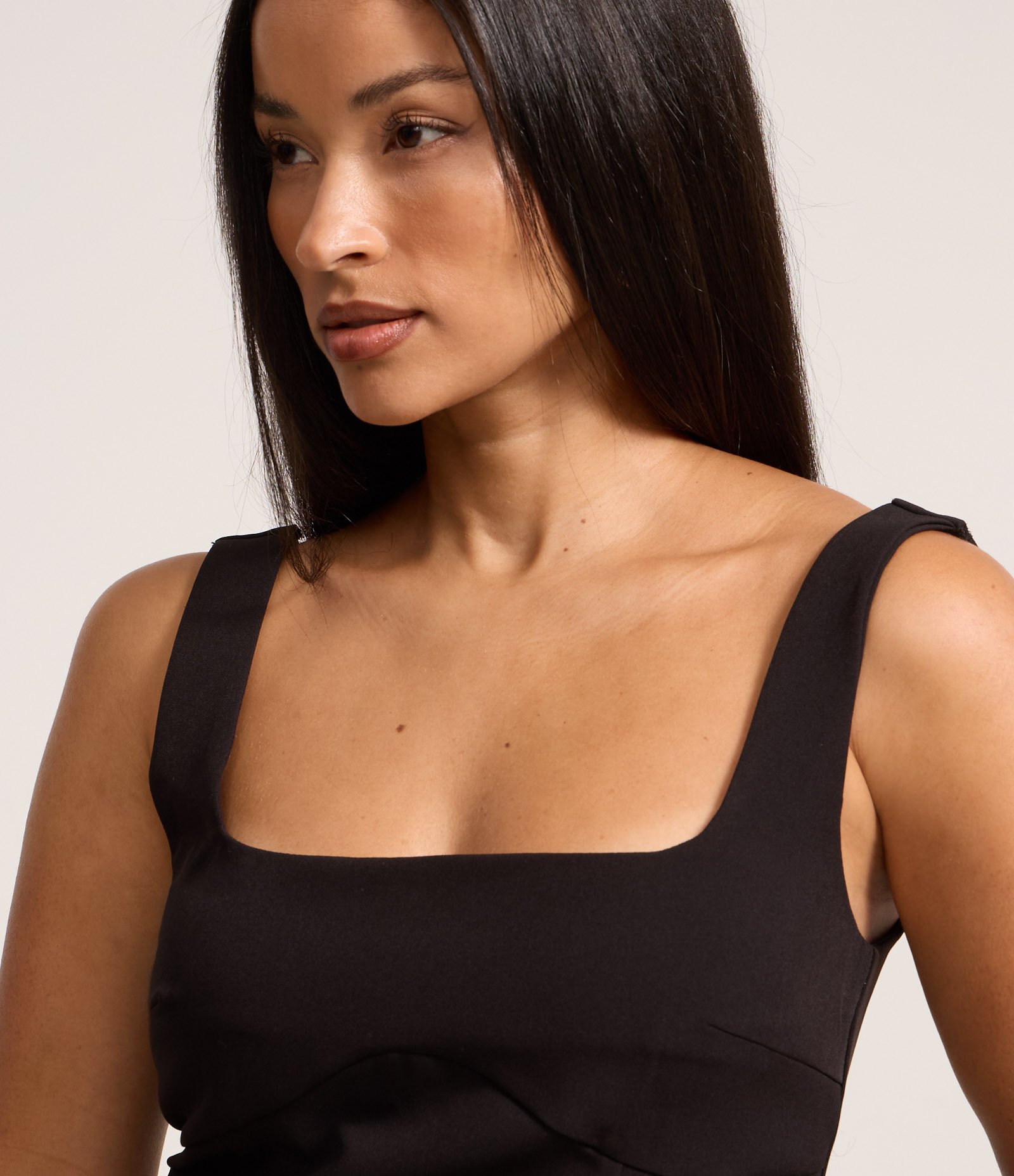 Vestido Curto em Alfaiataria com Alça Larga e Ajustado Preto 3