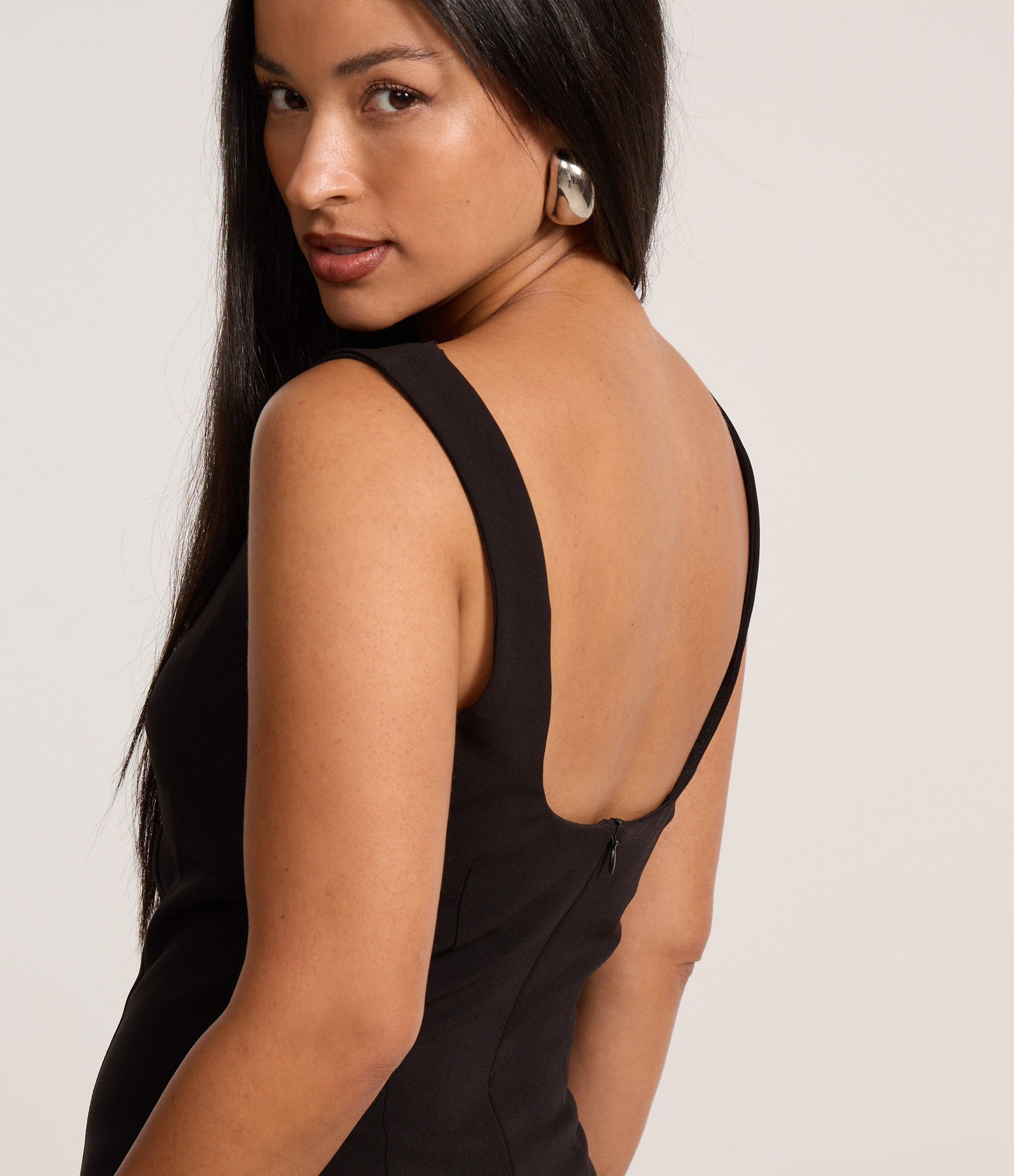 Vestido Curto em Alfaiataria com Alça Larga e Ajustado Preto 4