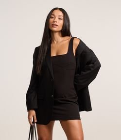 Vestido Curto em Alfaiataria com Alça Larga e Ajustado