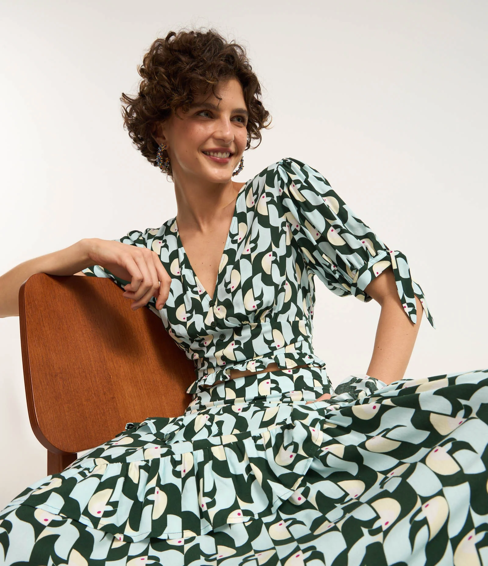 Blusa Cropped em Crepe com Estampa de tucaninhos Preto 1