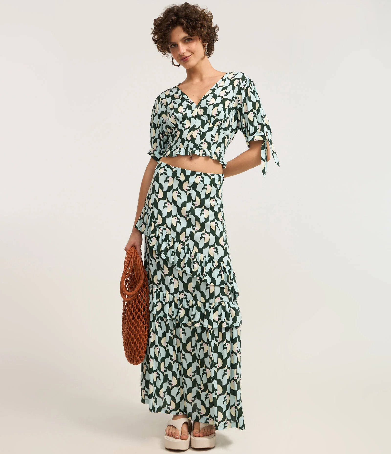 Blusa Cropped em Crepe com Estampa de tucaninhos Preto 2