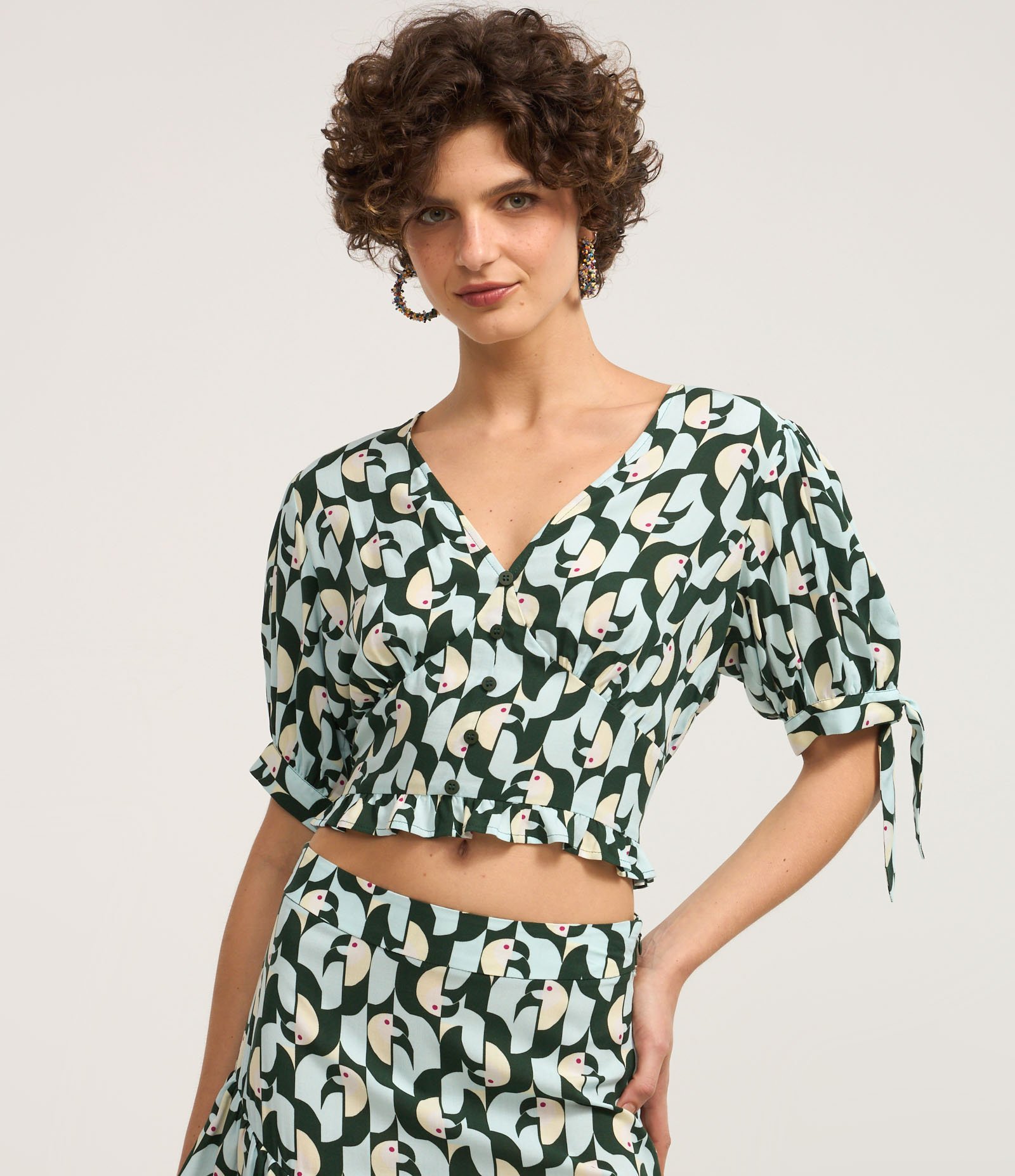 Blusa Cropped em Crepe com Estampa de tucaninhos Preto 3