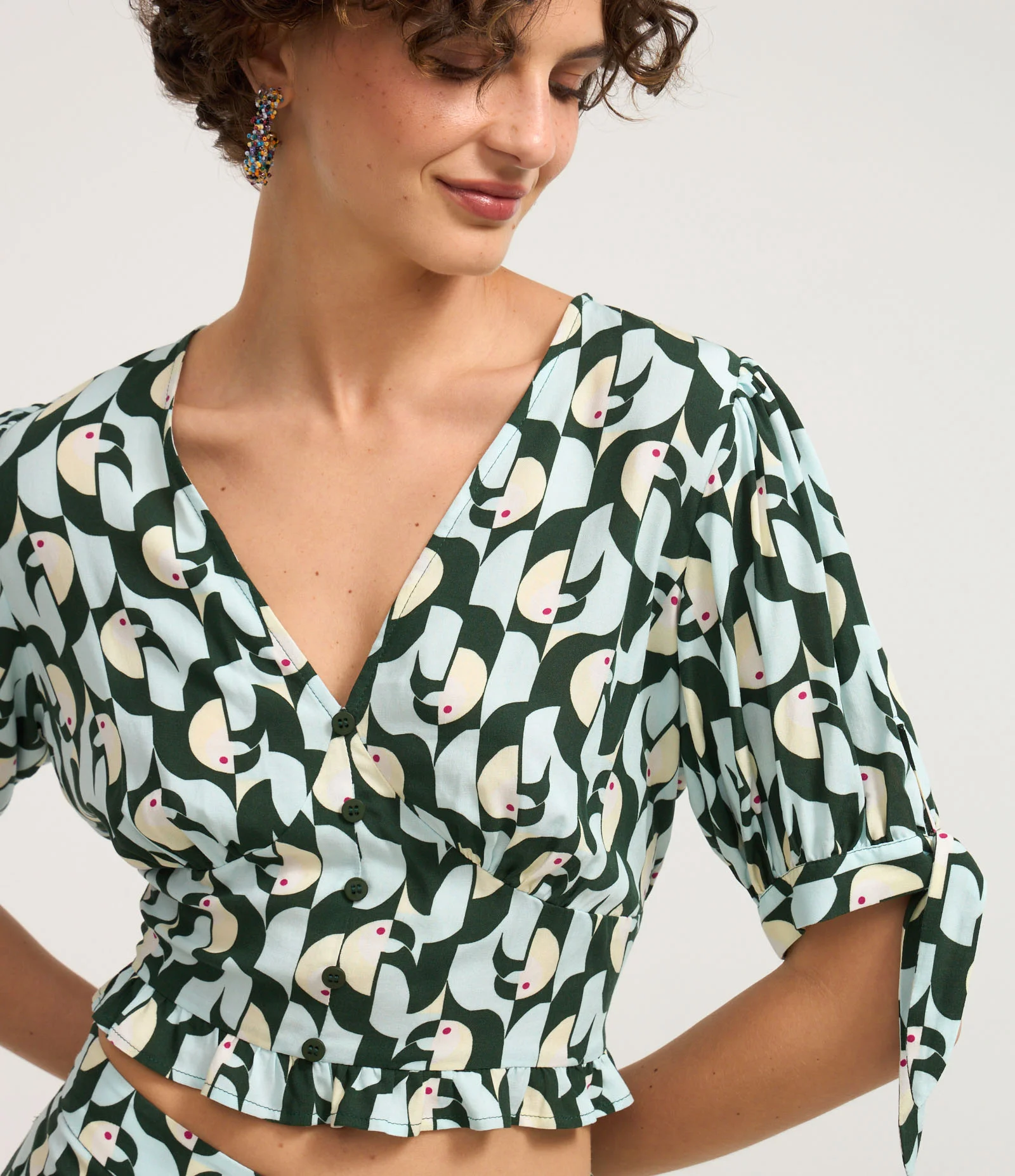 Blusa Cropped em Crepe com Estampa de tucaninhos Preto 4