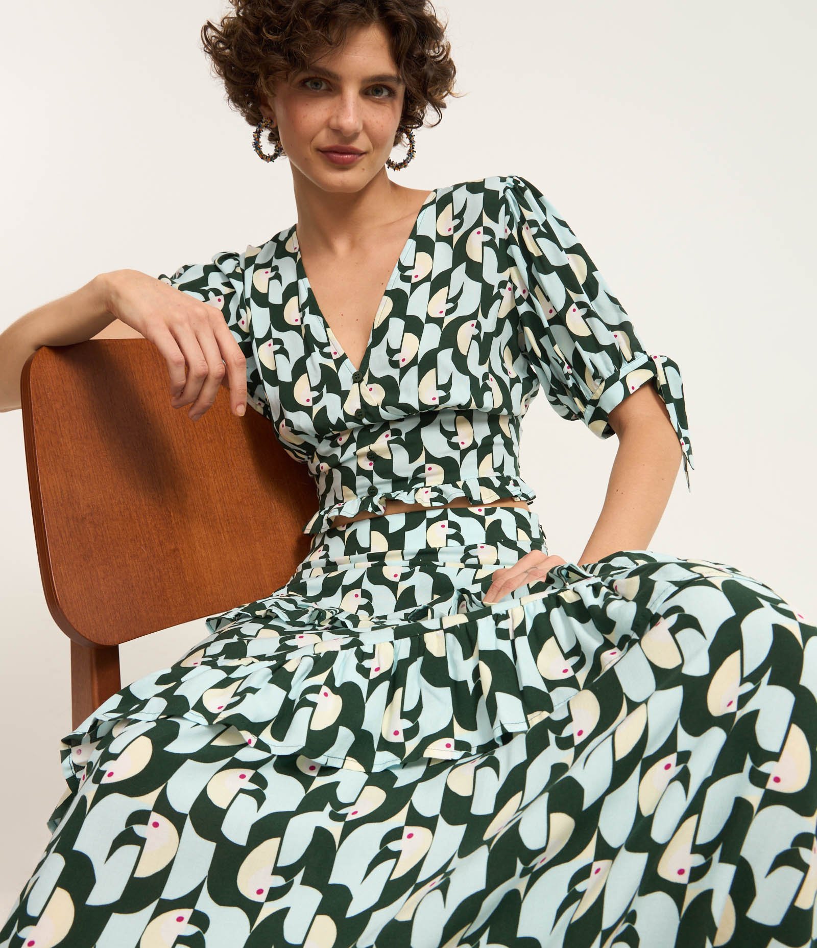 Saia new Midi Crepe com Babados e Estampa Tucanos Preto 5