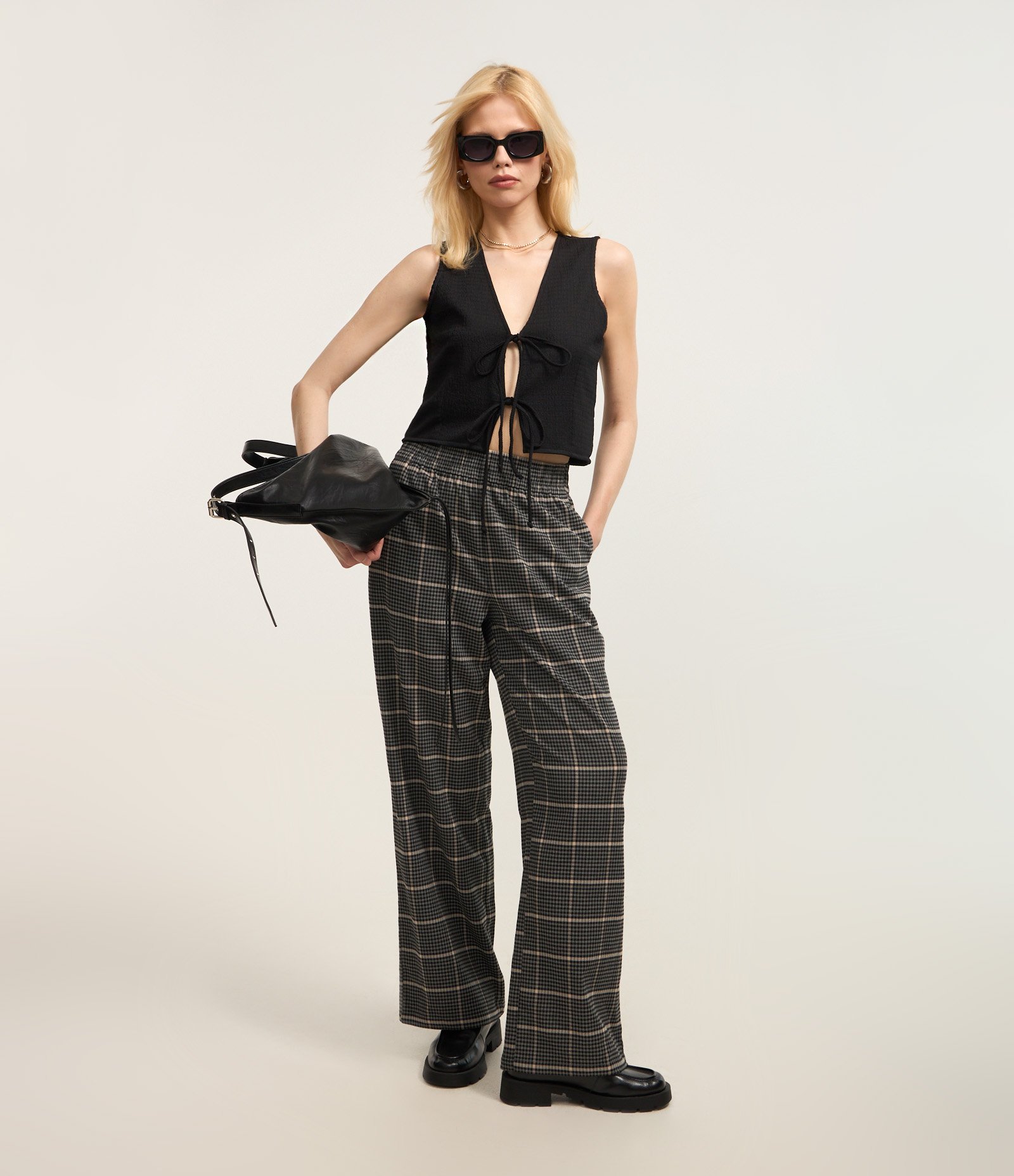 Calça Pantalona em Polivelour Flanelado e Estampada Xadrez Cinza 1