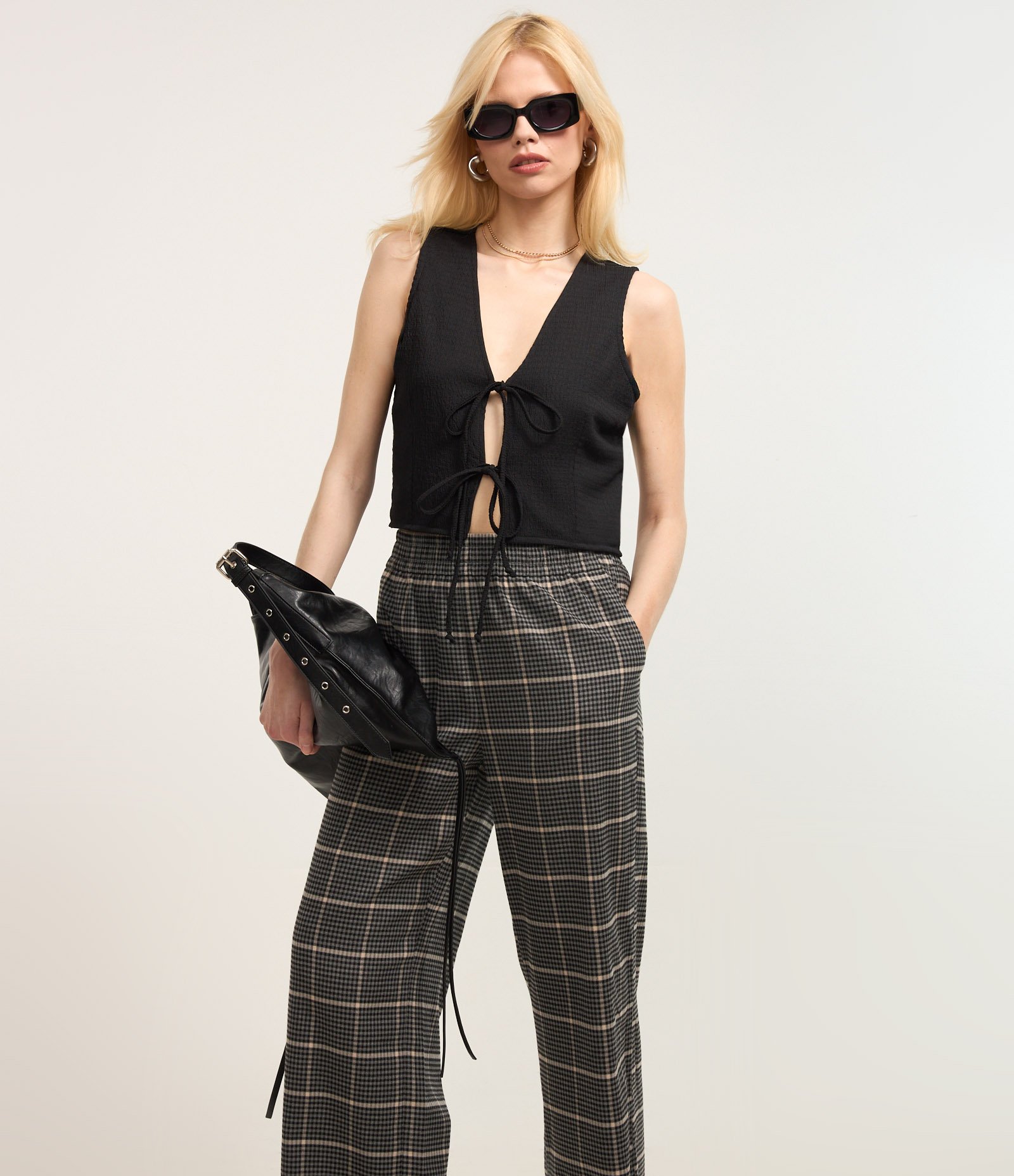 Calça Pantalona em Polivelour Flanelado e Estampada Xadrez Cinza 2