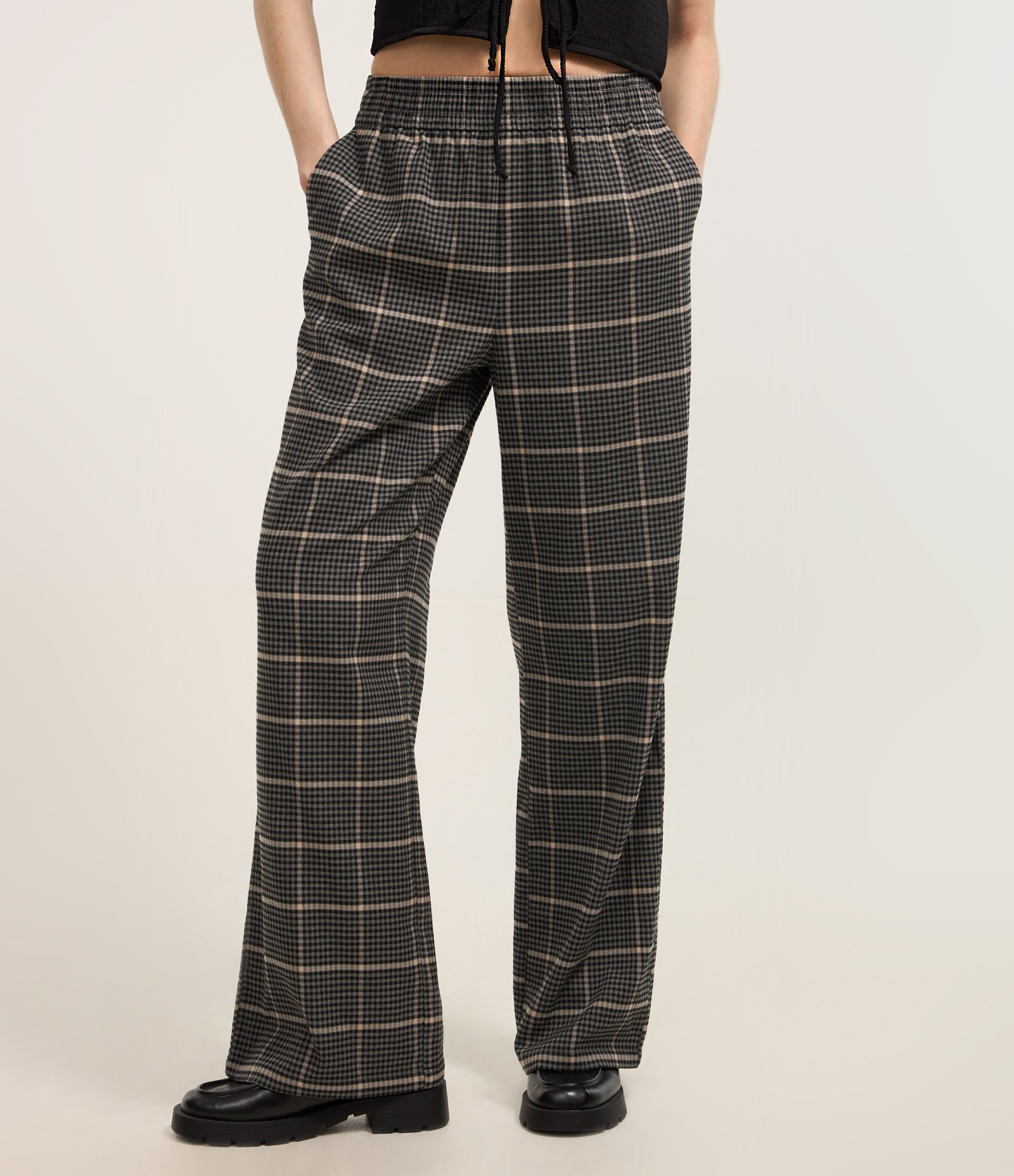 Calça Pantalona em Polivelour Flanelado e Estampada Xadrez Cinza 3