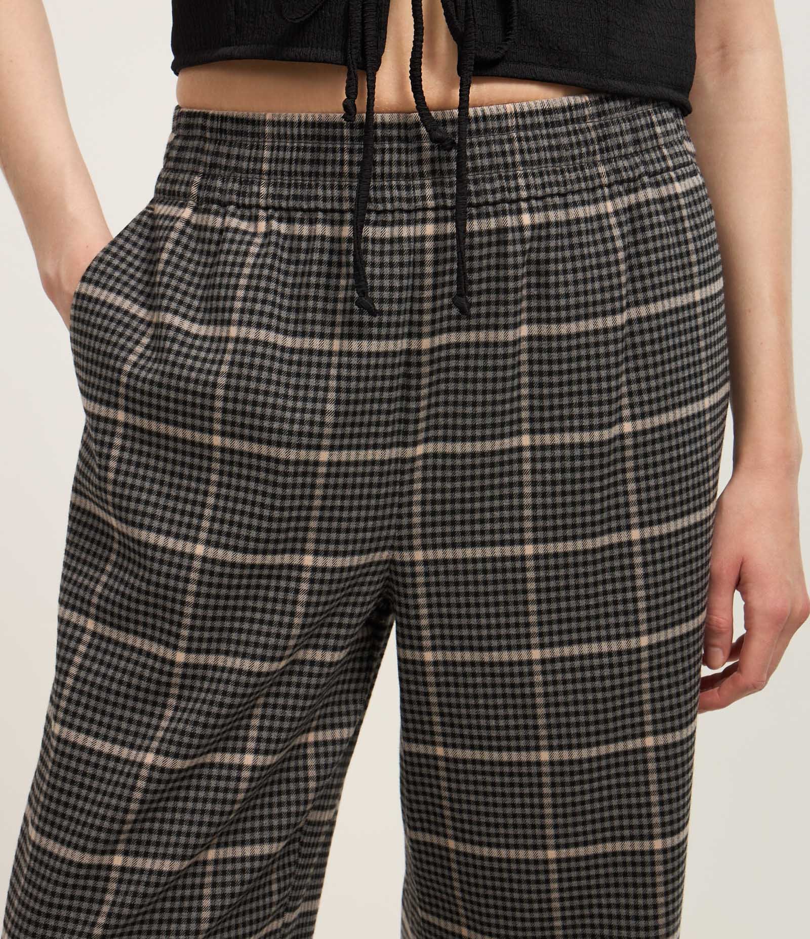 Calça Pantalona em Polivelour Flanelado e Estampada Xadrez Cinza 4