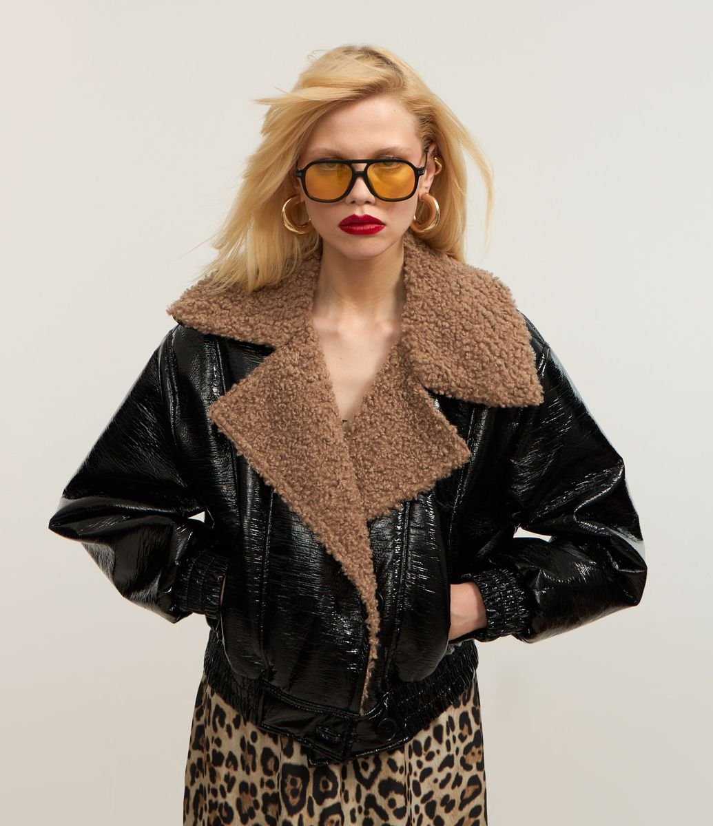 Jaqueta Biker em PU com Efeito Envernizado e Pelinhos Preto