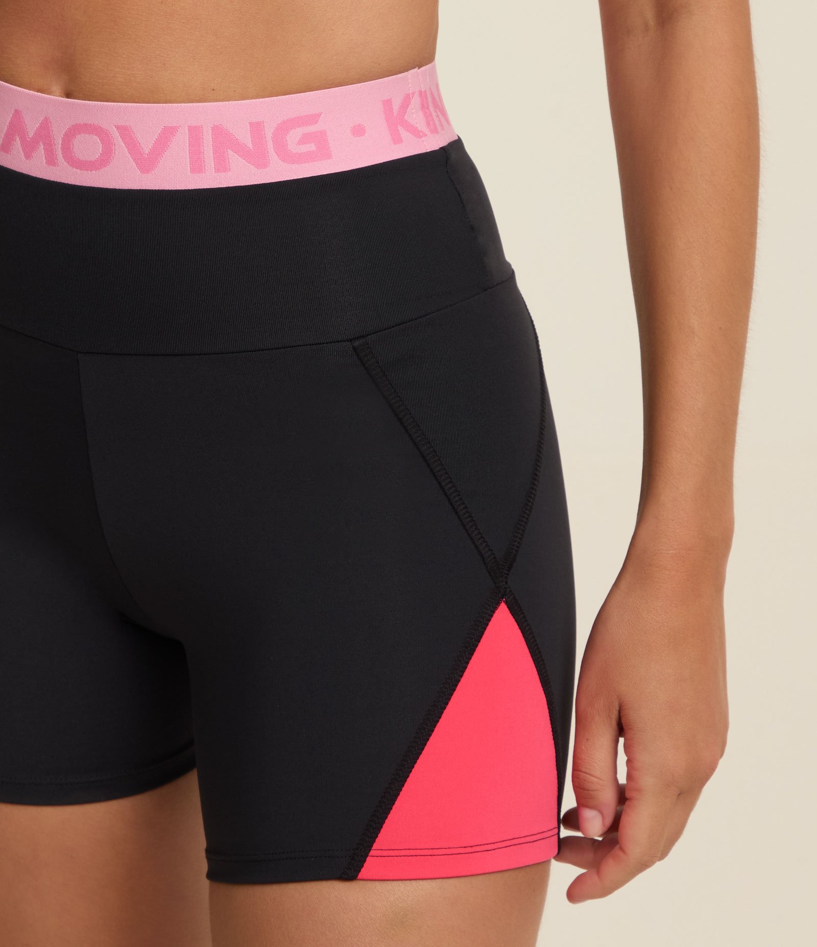 Bermuda Ciclista em Microfibra com Detalhe de Friso Preto/Rosa 4