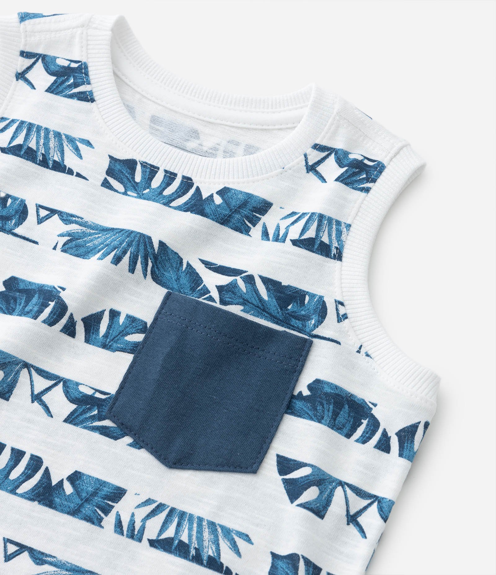 Regata Infantil com Bolso e Estampa de Folhagem -Tam 1 a 5 Anos Branco/Azul 4