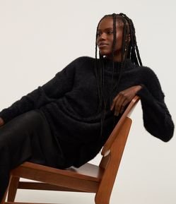 Suéter Slim Alongado em Tricô com Pelinhos