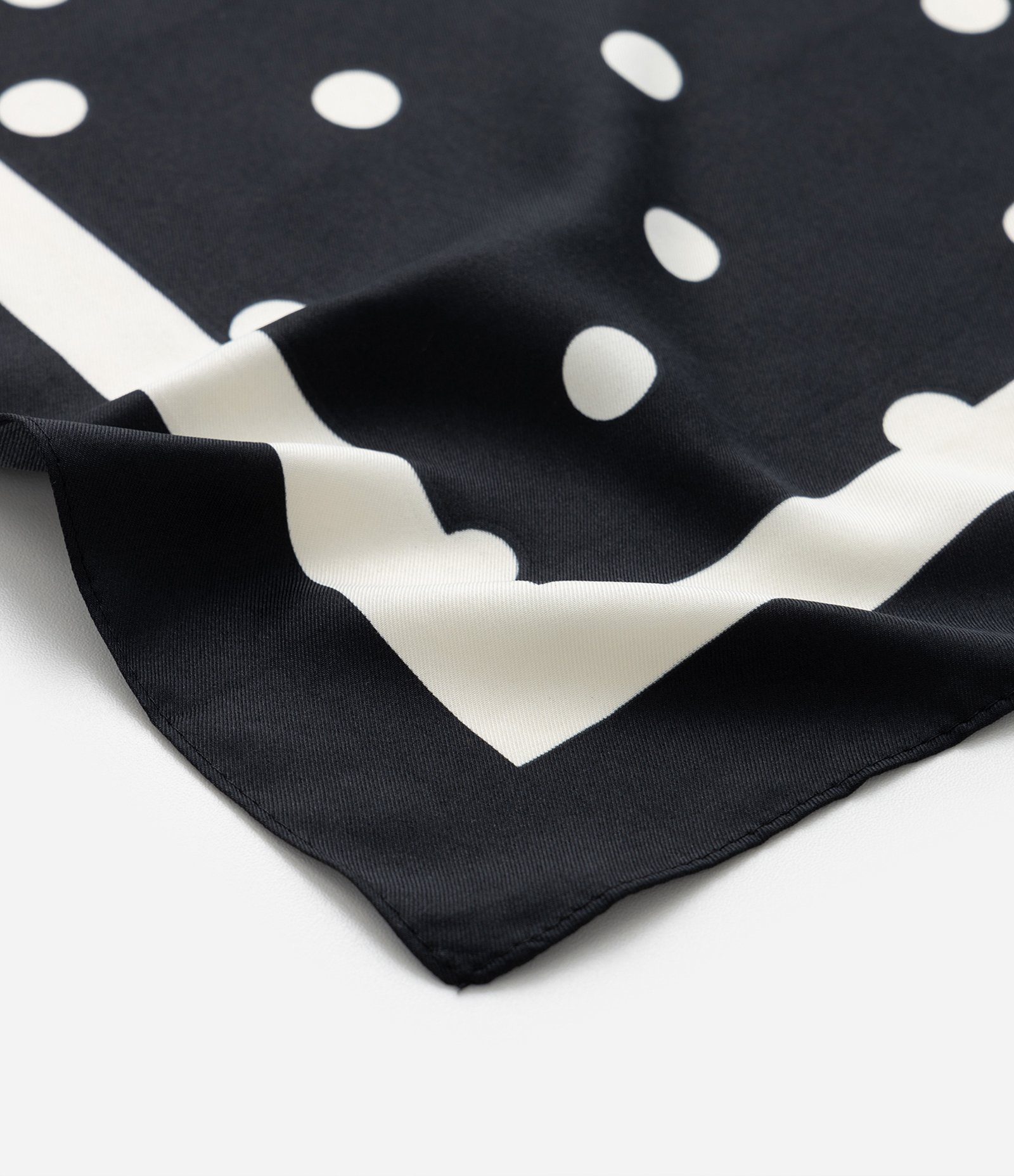 Lenço Acetinado com Estampa Poá Preto/Branco 2