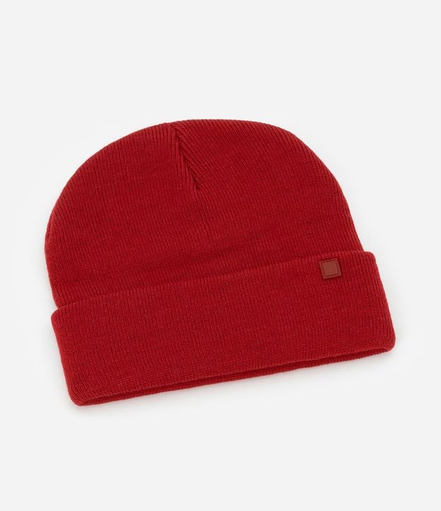 Gorro em Tricot com Borda Dobradinha e Etiqueta Aplicada
