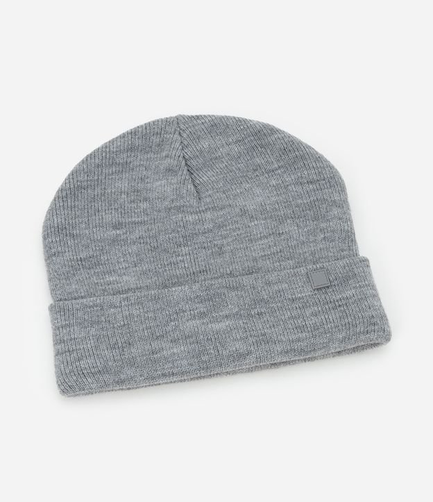Gorro em Tricot com Borda Dobradinha e Etiqueta Aplicada