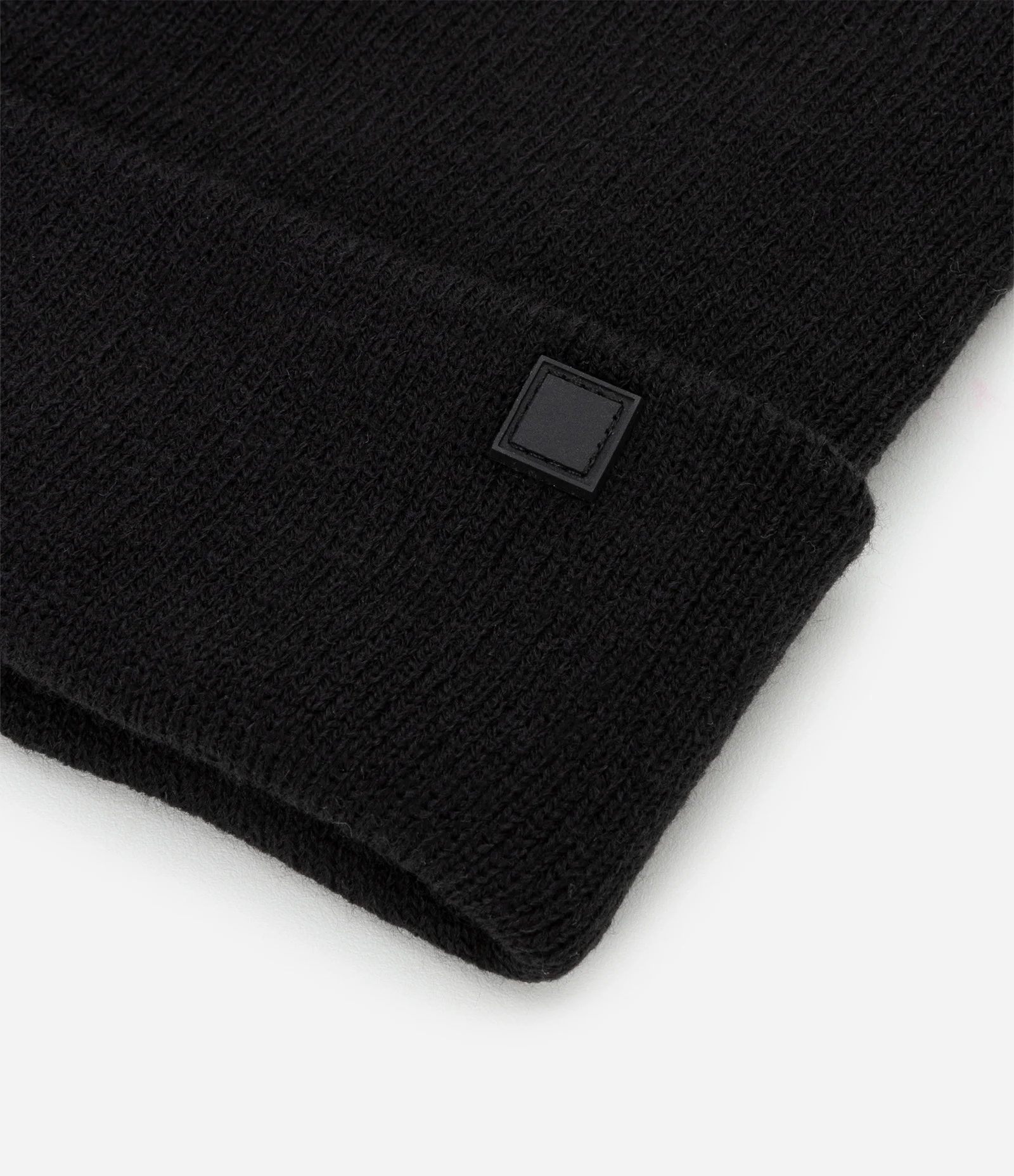 Touca em Tricô com Borda Dobradinha e Etiqueta Aplicada Preto 2