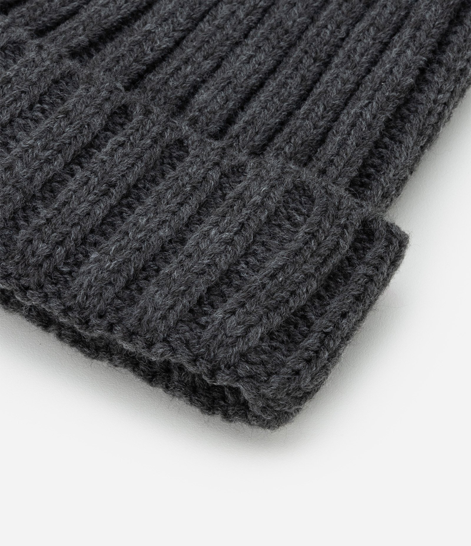 Touca em Tricô Básico com Pompom Cinza 3