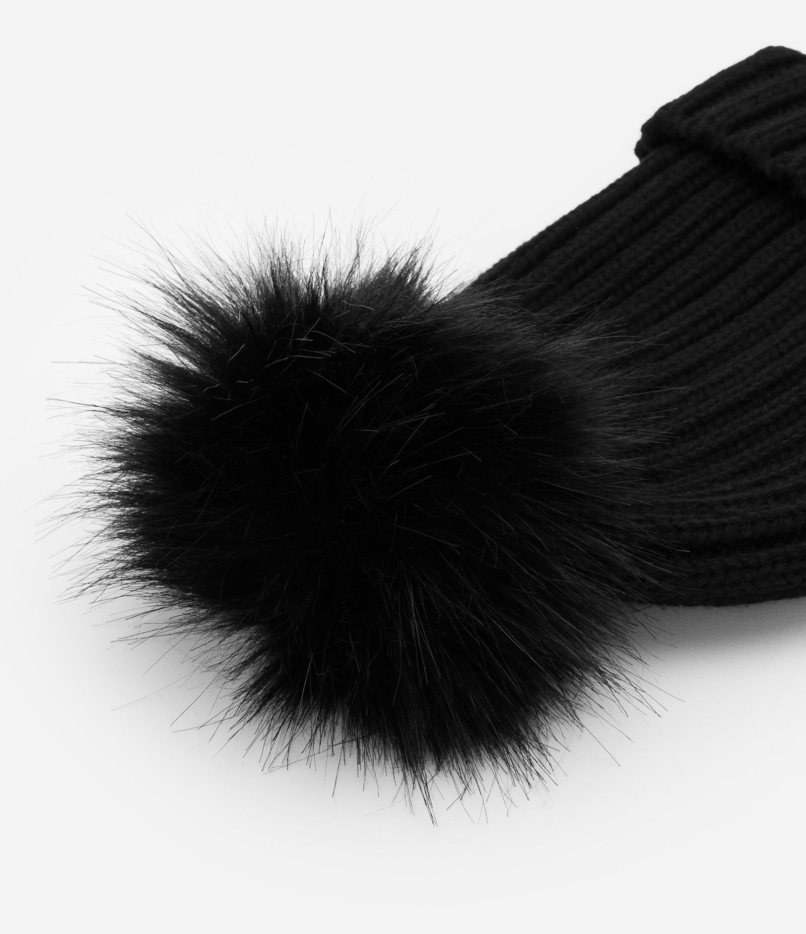Touca em Tricô Básico com Pompom Preto 2