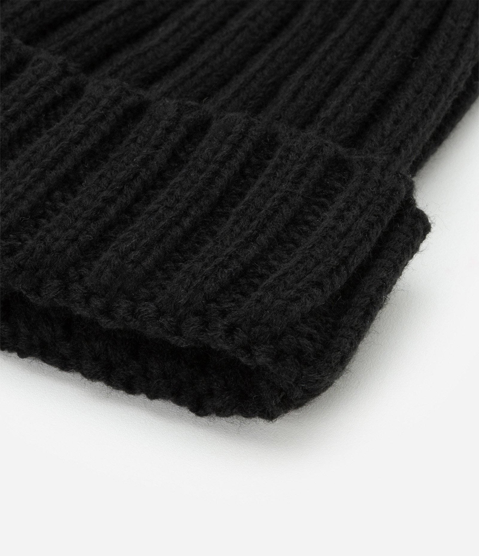 Touca em Tricô Básico com Pompom Preto 3