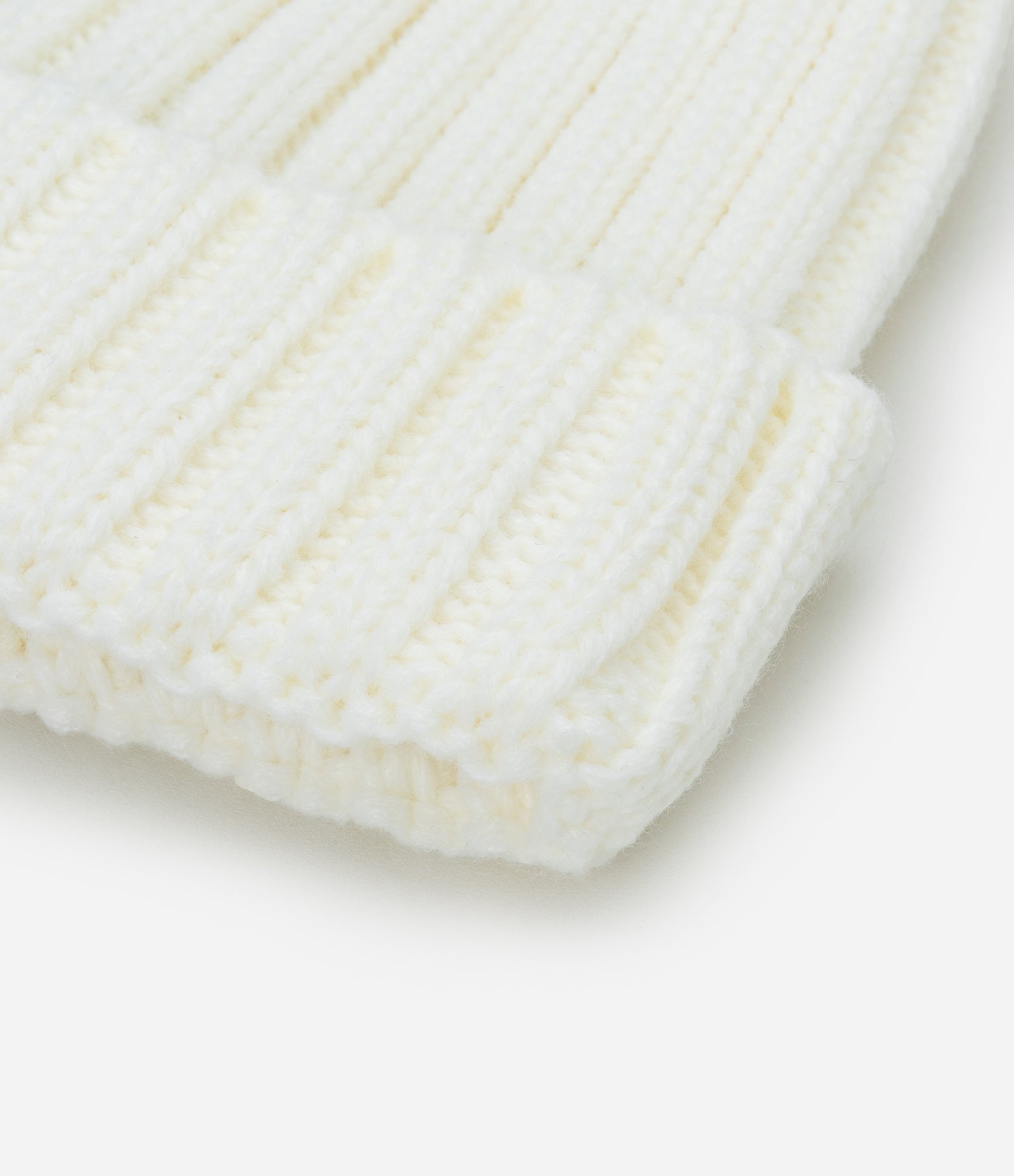 Touca em Tricô Básico com Pompom Branco 3