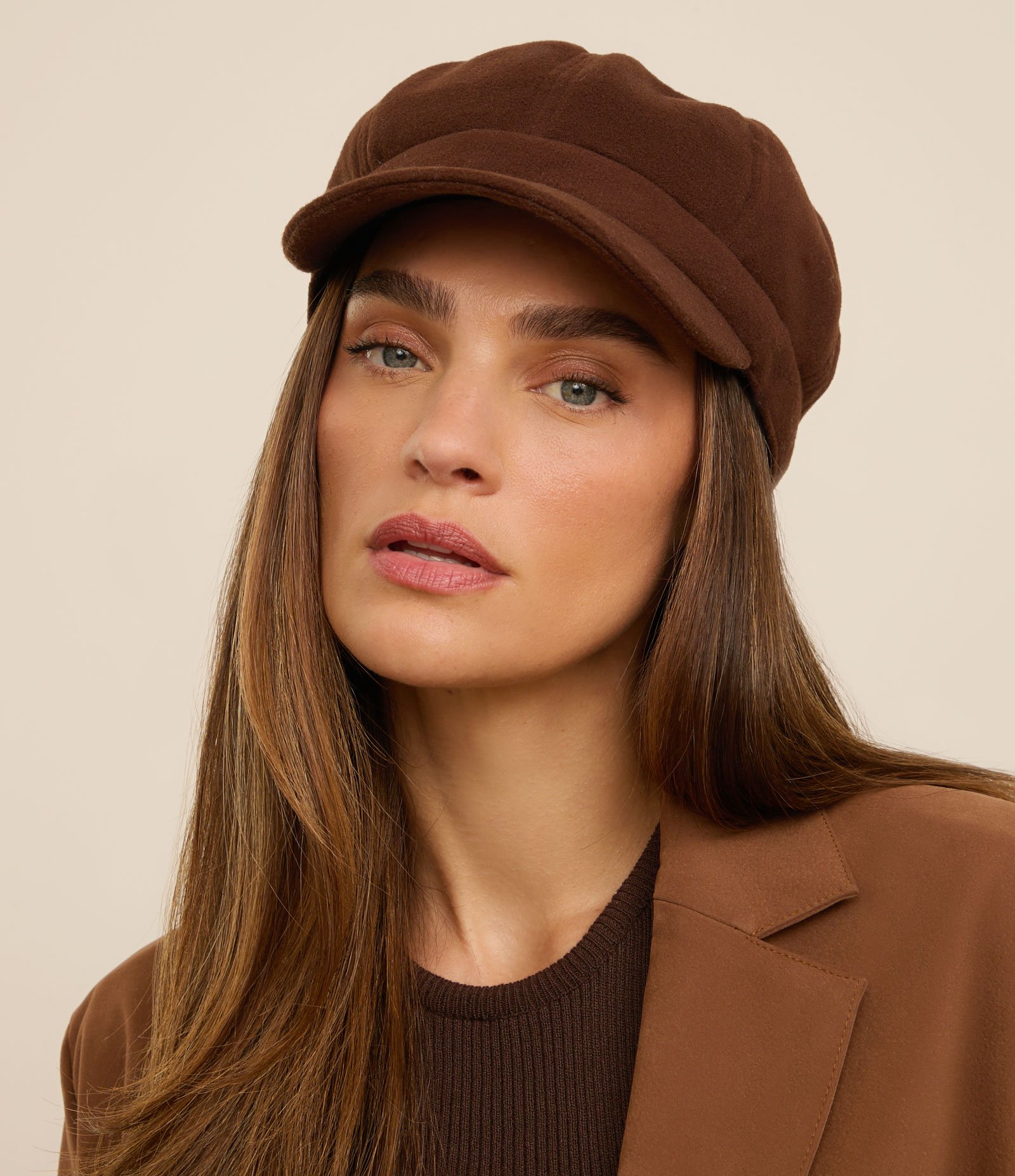 Boina em Fleece com Aba Curva e Pences Marrom 1