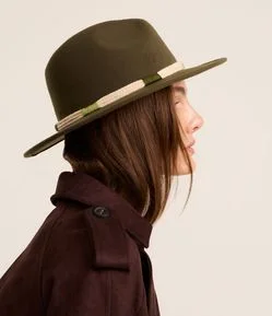 Chapéu em Suede com Cordas na Aba e Linhas Contrastantes