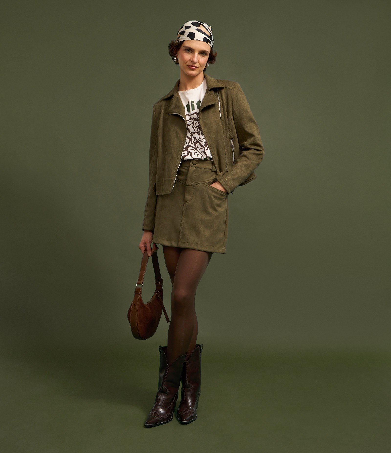 Saia Curta em Suede com Recortes Verde 5