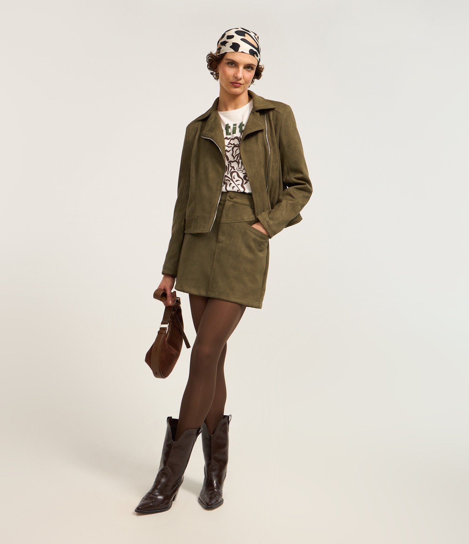 Saia Curta em Suede com Recortes Verde 1
