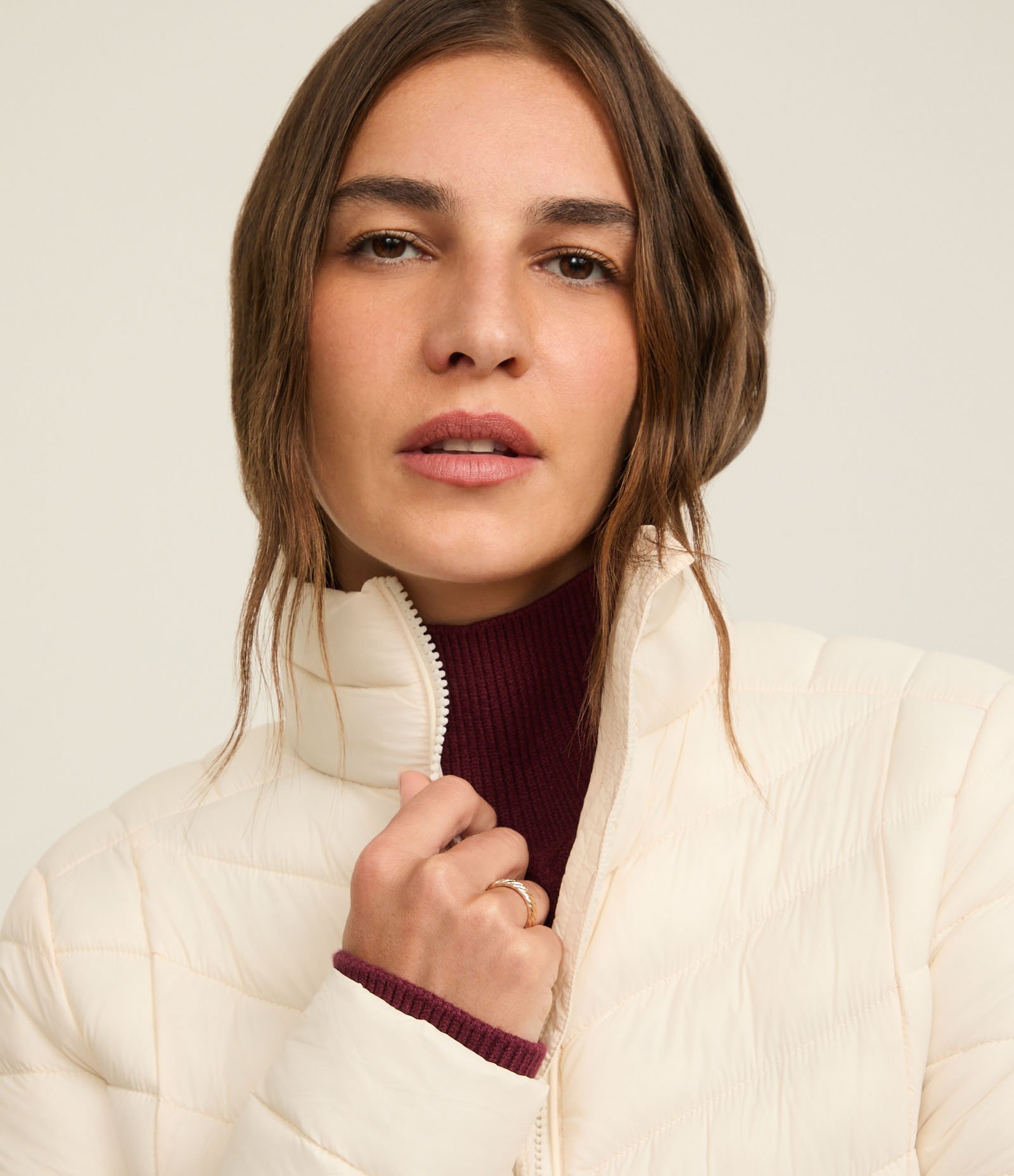 Jaqueta Puffer Ultra Leve em Poliamida com Saquinho de Guardar Bege 4