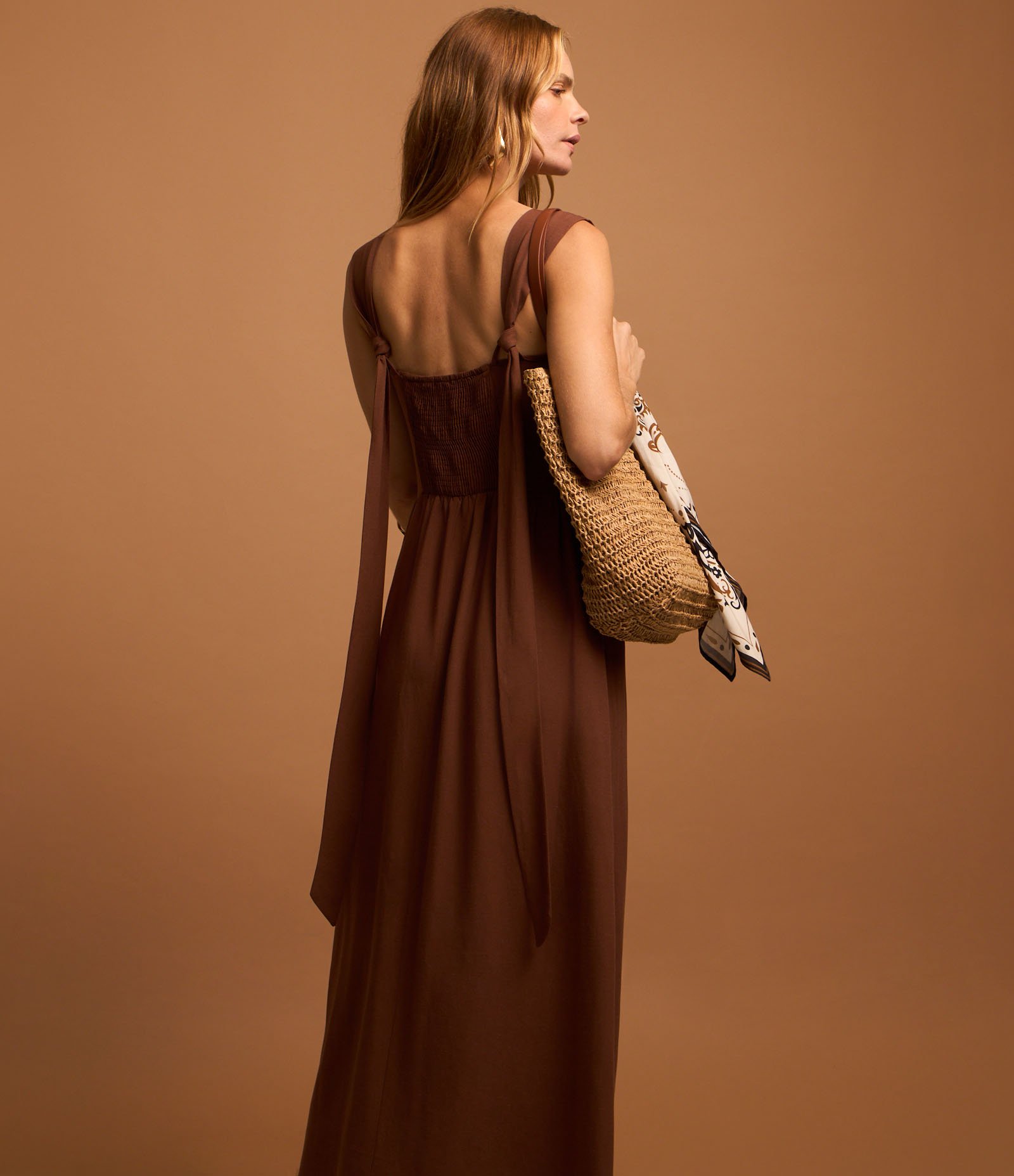 Vestido Evasê Midi em Viscose e Linho com Laço nas Costas Marrom 4