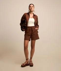 Short Reto em Tricoline com Cós Elástico e Bolsos
