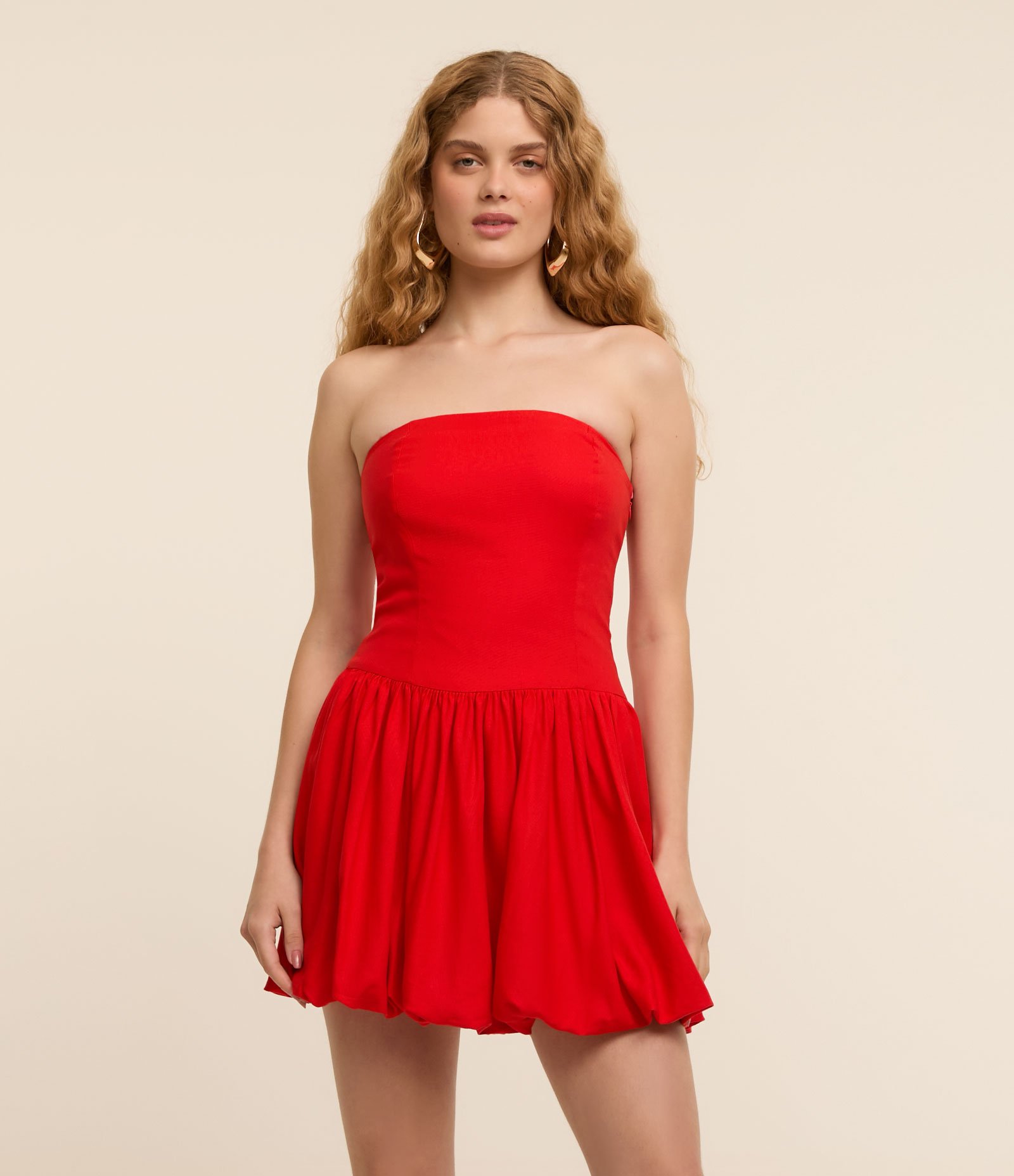 Vestido Balonê Curto em Viscolinho com Decote Tomara que Caia Vermelho 1