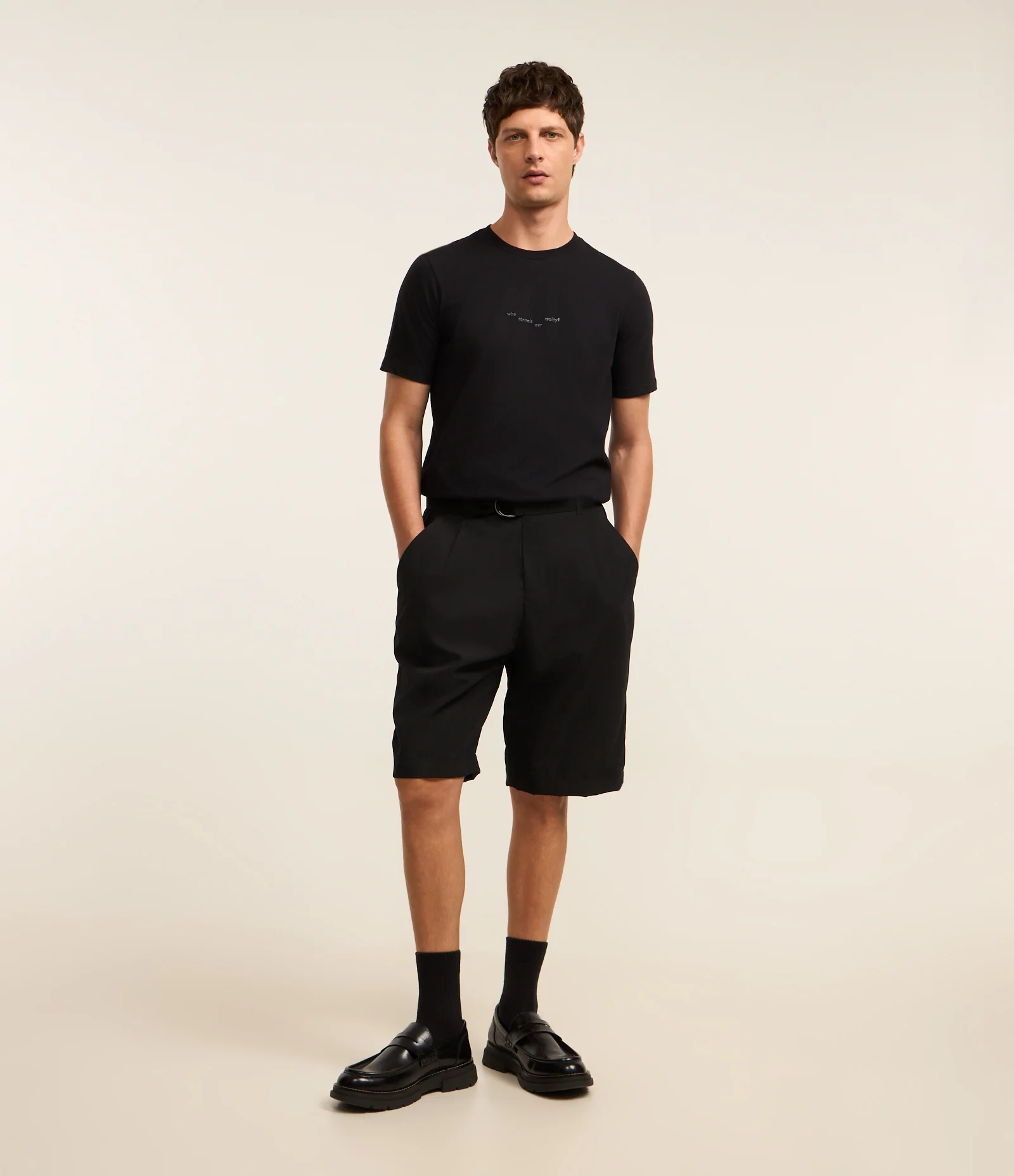 Camiseta em Algodão com Estampa Who Controls our Reality Preto 2