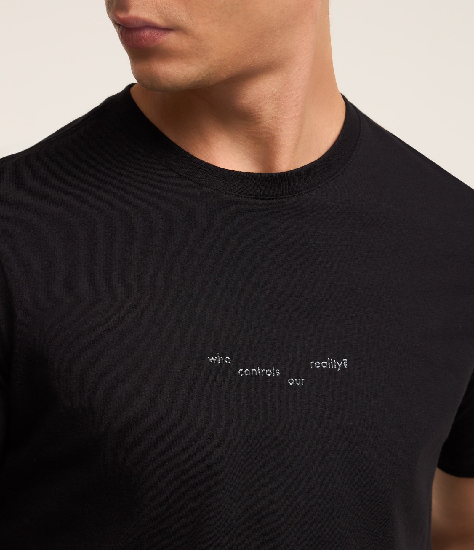 Camiseta em Algodão com Estampa Who Controls our Reality Preto 3