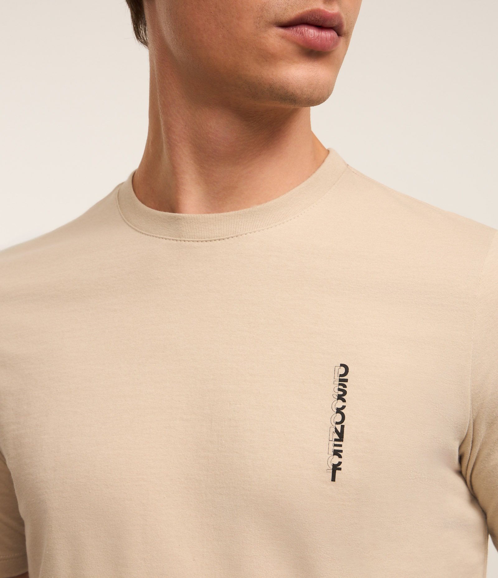 Camiseta Slim em Algodão com Estampa Lettering Vertical Bege 3
