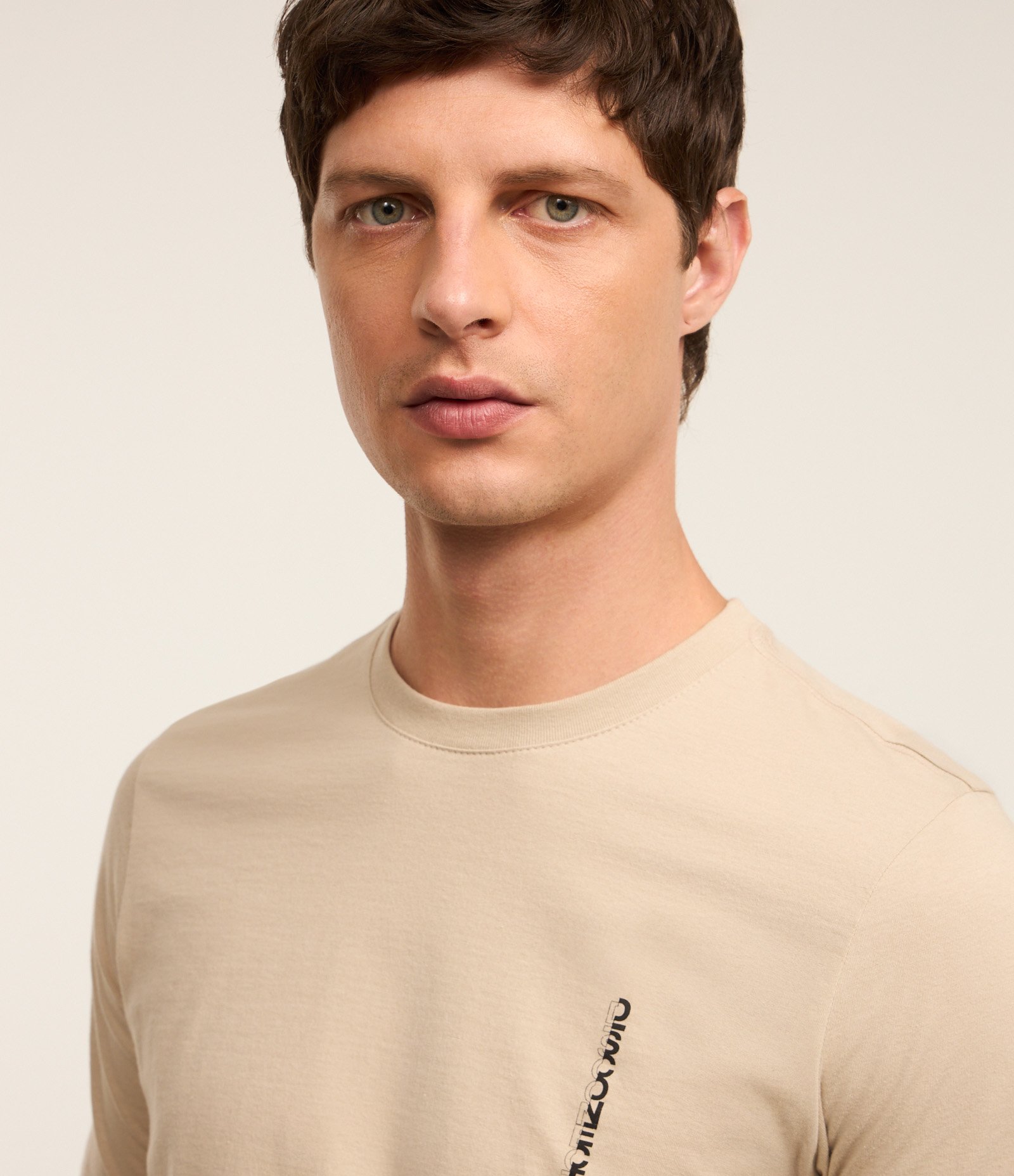 Camiseta Slim em Algodão com Estampa Lettering Vertical Bege 4