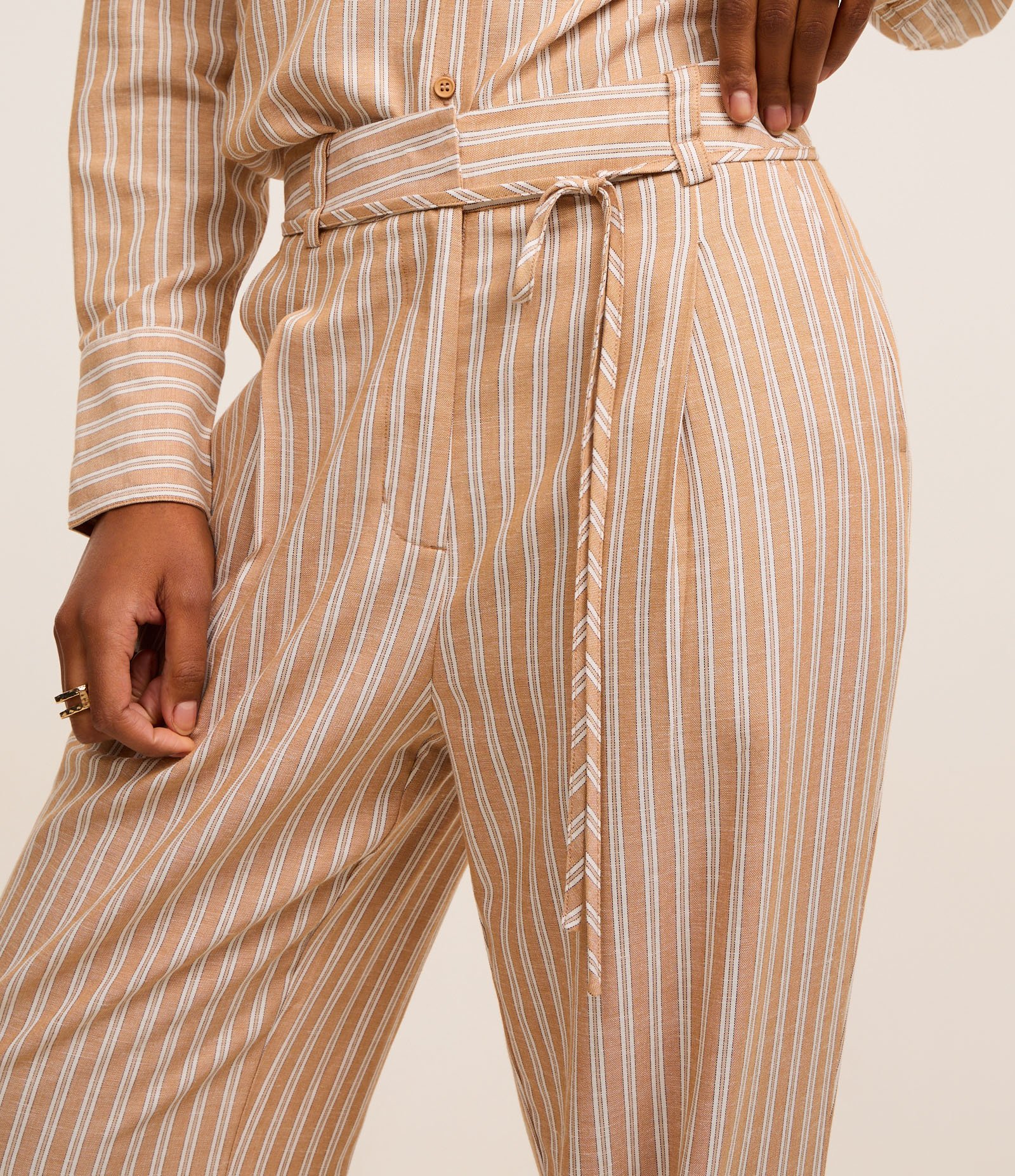 Calça Wide Leg em Viscolinho Listrado com Amarração Marrom 4