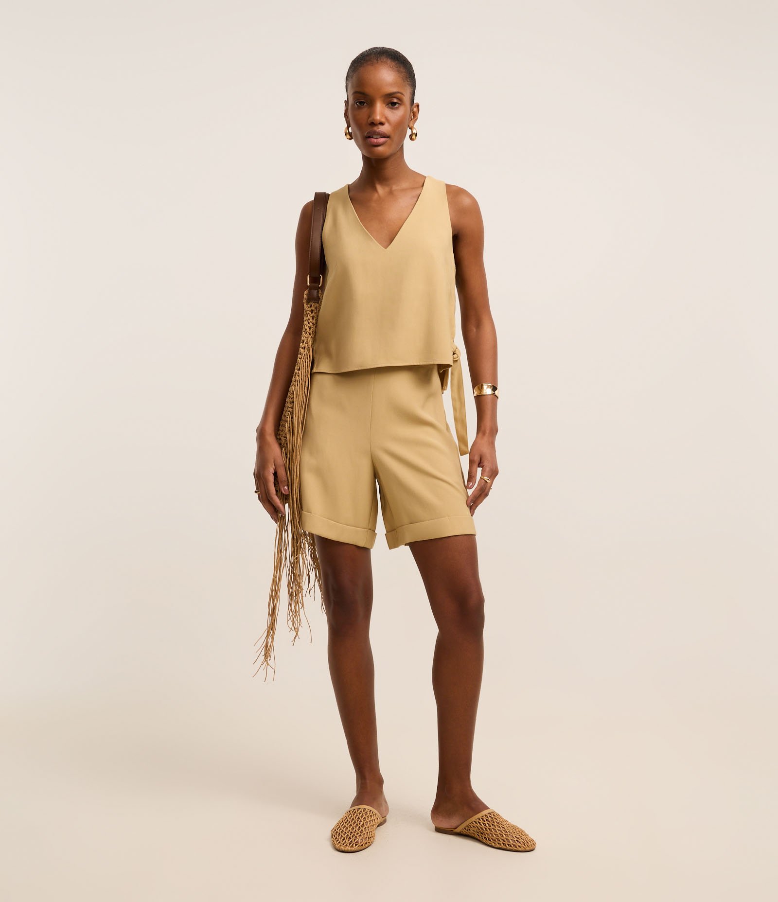 Bermuda em Viscose Twill com Barra Dobrada Bege 1