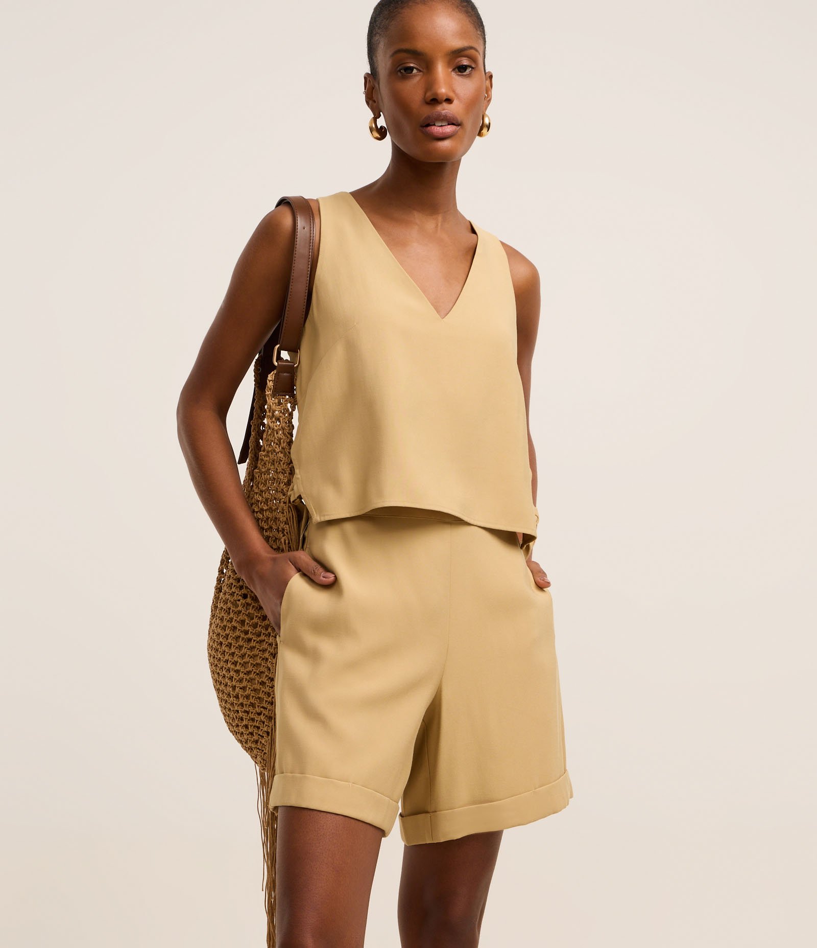 Bermuda em Viscose Twill com Barra Dobrada Bege 2