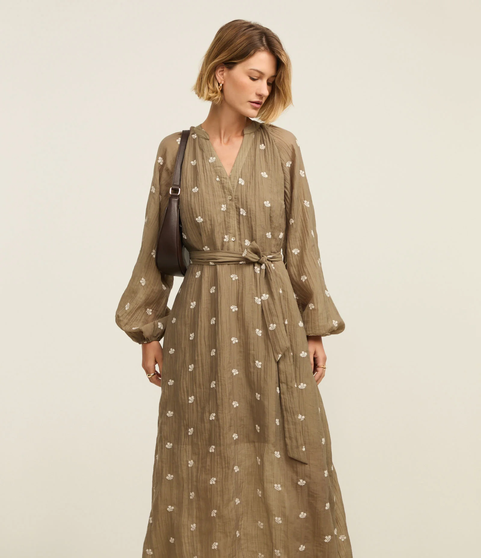 Vestido Evasê Longo em Liocel Texturizado com Bordado Floral Verde 1