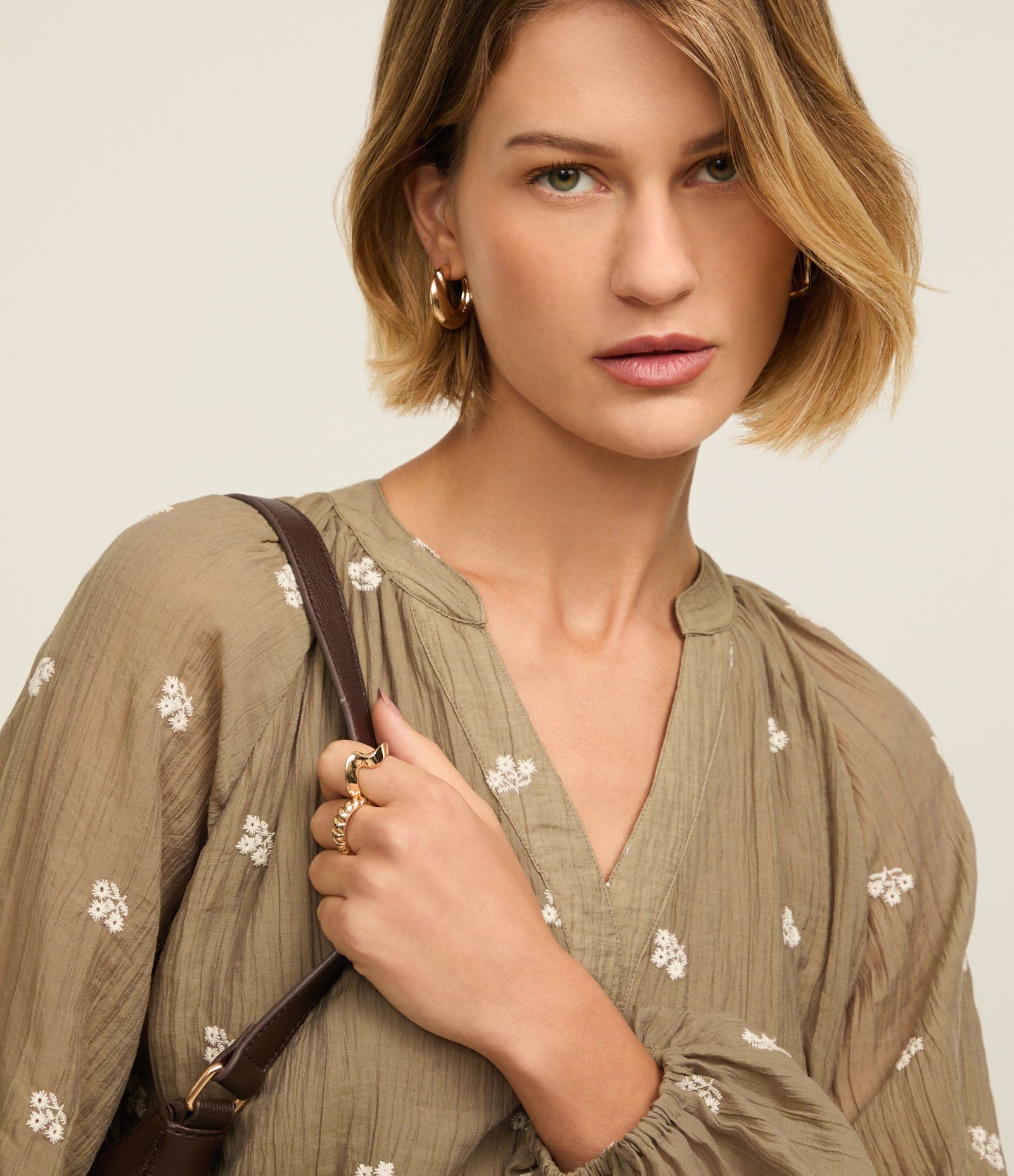 Vestido Evasê Longo em Liocel Texturizado com Bordado Floral Verde 4