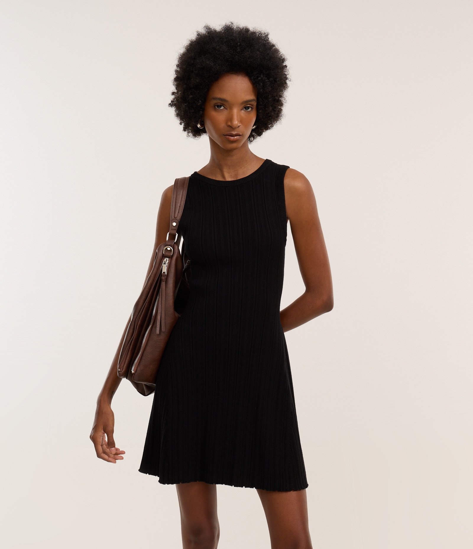 Vestido Curto em Tricô sem Manga Preto 1