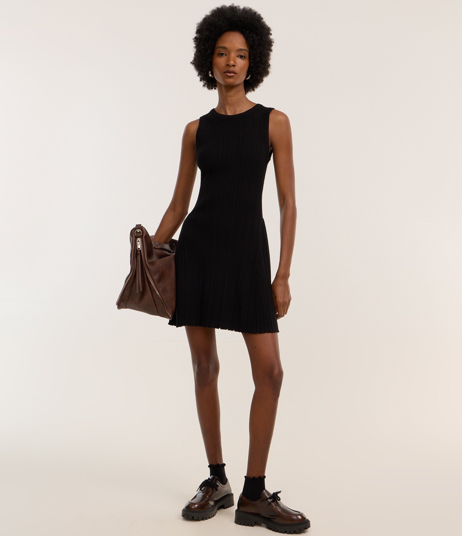 Vestido Curto em Tricô sem Manga Preto 2