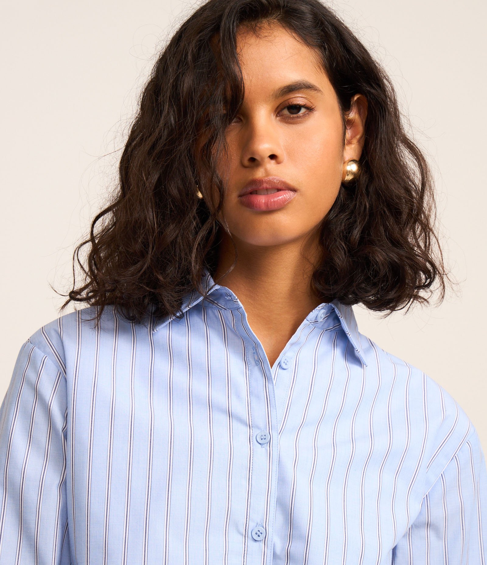Camisa Cropped Listrada em Tricoline com Fio TInto Azul 3